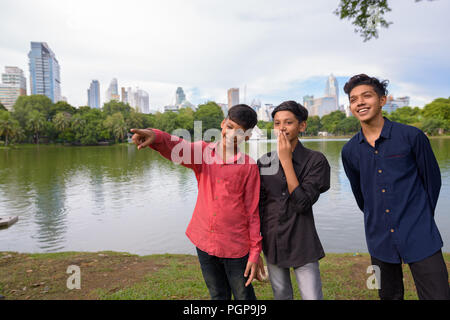 Ritratto di famiglia indiana rilassante insieme al parco Foto Stock