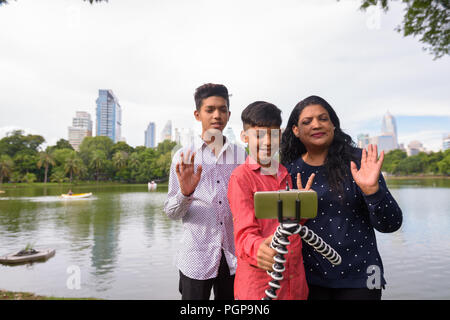 Ritratto di famiglia indiana rilassante insieme al parco Foto Stock