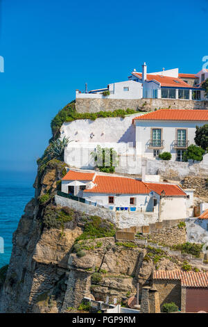 Azenhas do Mar incredibile villaggio costruito su una roccia sulla costa atlantica vicino a Sintra, Portogallo Foto Stock