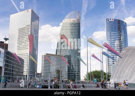 La Defense Parigi - grattacieli e colorato windsocks nel quartiere della Défense di Parigi, in Francia, in Europa. Foto Stock