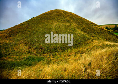 Silbury Hill, il più grande uomo tumulo neolitico in Europa e copre 5 ettari. È stato costruito su un 100-anno periodo intorno al 2.400 A.C. dalla cultura del bicchiere Foto Stock