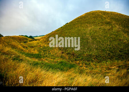 Silbury Hill, il più grande uomo tumulo neolitico in Europa e copre 5 ettari. È stato costruito su un 100-anno periodo intorno al 2.400 A.C. dalla cultura del bicchiere Foto Stock