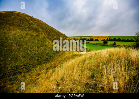 Silbury Hill, il più grande uomo tumulo neolitico in Europa e copre 5 ettari. È stato costruito su un 100-anno periodo intorno al 2.400 A.C. dalla cultura del bicchiere Foto Stock