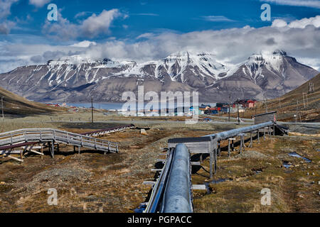 Tubazione di alimentazione, Longyearbyen e paesaggio, Svalbard o Spitsbergen, Europa Foto Stock