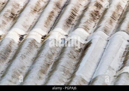 Una chiusura del vecchio ferro corrugato per tetti Foto Stock