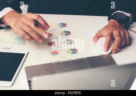 Tagliate il colpo di un uomo con le mani in mano utilizzando un computer portatile a casa, vista posteriore del business man mani occupato utilizzando il portatile in ufficio, giovane studente maschio digitando su c Foto Stock
