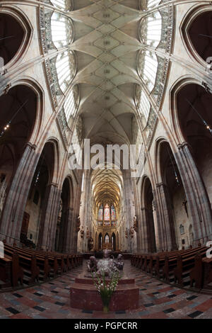 Statua di san Vojtech (Adalberto), RADIM Gaudenzio e Radla nella cattedrale di San Vito, Praga, Repubblica Ceca. Foto Stock