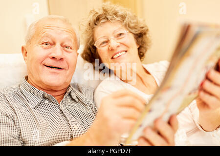Di vitale importanza coppia senior nella senior citizen home gode la formazione di memoria Foto Stock