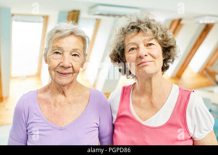 Due le donne anziane come pensionati e fidanzate in casa di riposo Foto Stock