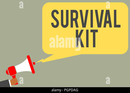 Mano concettuale che mostra la scrittura del Kit di sopravvivenza. Business photo testo attrezzature di emergenza la raccolta di elementi per aiutare qualcuno a uomo azienda megafono altop Foto Stock