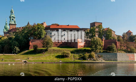 Splendida vista del Castello di Wawel dal fiume Vistola nel centro storico di Cracovia in Polonia Foto Stock