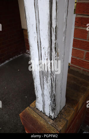 Montante della porta peeling di vernice su una casa a Rotherham, South Yorkshire, Inghilterra. Foto Stock