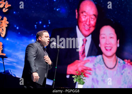 Seoul, Corea del Sud. Il 27 agosto 2018. Paul Potts, Agosto 27, 2018 : British tenore Paul Potts esegue come un quadro di Hak Ja Han Moon (R), moglie del compianto reverendo Sun Myung Moon e Luna è visibile su uno schermo durante la messa di cerimonia nuziale della chiesa dell'Unificazione alla pace CheongShim Centro Mondiale in Gapyeong, circa 60 km (37 miglia) a nord est di Seoul, Corea del Sud. Quattro mila coppie di sposi provenienti da tutto il mondo hanno partecipato al matrimonio di massa di lunedì, che è stato organizzato da Hak Ja Han Moon, moglie della fine del Reverendo Moon. Credito: Aflo Co. Ltd./Alamy Live News Foto Stock