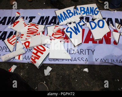 Manila, Filippine. 7 febbraio, 2013. Cartelloni strappati visto la posa a terra.la manodopera europea provenienti da diversi settori di business porta degli eroi nazionali' giorno marzo a Mendiola. Coalizioni del lavoro segnerà la National Heroes" Giorno lunedì da protestare la somministrazione Duterte la presunta incapacità ad affrontare i lavoratori" questioni. Credito: Josefiel Rivera SOPA/images/ZUMA filo/Alamy Live News Foto Stock