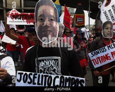 Manila, Filippine. 7 febbraio, 2013. I manifestanti che indossa una maschera di carta sui loro volti mentre marcia lungo il recto Avenue a Manila.Sindacato da diversi settori di business porta degli eroi nazionali' giorno marzo a Mendiola. Coalizioni del lavoro segnerà la National Heroes" Giorno lunedì da protestare la somministrazione Duterte la presunta incapacità ad affrontare i lavoratori" questioni. Credito: Josefiel Rivera SOPA/images/ZUMA filo/Alamy Live News Foto Stock