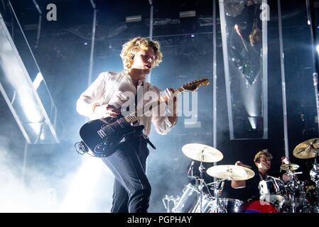 Toronto, Ontario, Canada. Il 27 agosto, 2018. '5 secondi di estate" (spesso abbreviato come 5SOS), Australian pop rock band di Sydney, hanno aperto le loro 'Meet voi c' tour nord americano a RBC Spiaggia di Echo in Toronto. I membri della band: LUCA HEMMINGS, CALUM COFANO, ASHTON IRWIN, MICHAEL CLIFFORD Credit: Igor Vidyashev/ZUMA filo/Alamy Live News Foto Stock