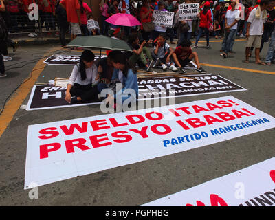 Manila, Filippine. 7 febbraio, 2013. Manifestanti prendendo una pausa con sparse striscioni e cartelloni posati a terra.la manodopera europea provenienti da diversi settori di business porta degli eroi nazionali' giorno marzo a Mendiola. Coalizioni del lavoro segnerà la National Heroes" Giorno lunedì da protestare la somministrazione Duterte la presunta incapacità ad affrontare i lavoratori" questioni. Credito: Josefiel Rivera SOPA/images/ZUMA filo/Alamy Live News Foto Stock