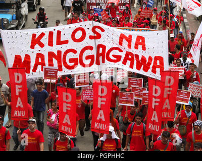 Manila, Filippine. 7 febbraio, 2013. I manifestanti che indossano camicie rosse marciare lungo EspaÃ±un Boulevard andando a Mendiola a Manila.Sindacato da diversi settori di business porta degli eroi nazionali' giorno marzo a Mendiola. Coalizioni del lavoro segnerà la National Heroes" Giorno lunedì da protestare la somministrazione Duterte la presunta incapacità ad affrontare i lavoratori" questioni. Credito: Josefiel Rivera SOPA/images/ZUMA filo/Alamy Live News Foto Stock