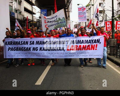 Manila, Filippine. 7 febbraio, 2013. Manifestanti marciano lungo il recto Avenue, andando a Mendiola a Manila.Sindacato da diversi settori di business porta degli eroi nazionali' giorno marzo a Mendiola. Coalizioni del lavoro segnerà la National Heroes" Giorno lunedì da protestare la somministrazione Duterte la presunta incapacità ad affrontare i lavoratori" questioni. Credito: Josefiel Rivera SOPA/images/ZUMA filo/Alamy Live News Foto Stock