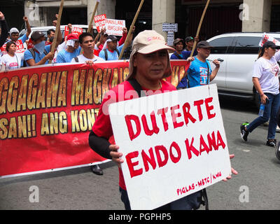 Manila, Filippine. 7 febbraio, 2013. Un maschio protester tenendo un cartello raffigurante il presidente Rodrigo Duterte la fine del contratto come presidente delle Filippine.Sindacato da diversi settori di business porta degli eroi nazionali' giorno marzo a Mendiola. Coalizioni del lavoro segnerà la National Heroes" Giorno lunedì da protestare la somministrazione Duterte la presunta incapacità ad affrontare i lavoratori" questioni. Credito: Josefiel Rivera SOPA/images/ZUMA filo/Alamy Live News Foto Stock