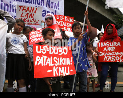 Manila, Filippine. 7 febbraio, 2013. Giovani ragazzi visto holding cartelloni.Sindacato da diversi settori di business porta degli eroi nazionali' giorno marzo a Mendiola. Coalizioni del lavoro segnerà la National Heroes" Giorno lunedì da protestare la somministrazione Duterte la presunta incapacità ad affrontare i lavoratori" questioni. Credito: Josefiel Rivera SOPA/images/ZUMA filo/Alamy Live News Foto Stock