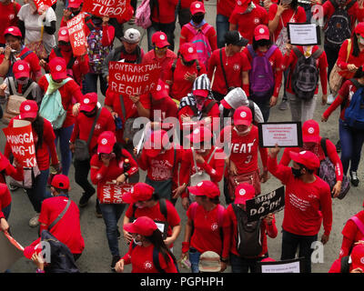 Manila, Filippine. 7 febbraio, 2013. I manifestanti che indossano camicie rosse marciare lungo EspaÃ±un Boulevard andando a Mendiola.Sindacato da diversi settori di business porta degli eroi nazionali' giorno marzo a Mendiola. Coalizioni del lavoro segnerà la National Heroes" Giorno lunedì da protestare la somministrazione Duterte la presunta incapacità ad affrontare i lavoratori" questioni. Credito: Josefiel Rivera SOPA/images/ZUMA filo/Alamy Live News Foto Stock