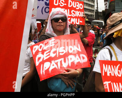 Manila, Filippine. 7 febbraio, 2013. Una donna protester tenendo un cartello raffigurante del Dipartimento del Lavoro decisione.Sindacato da diversi settori di business porta degli eroi nazionali' giorno marzo a Mendiola. Coalizioni del lavoro segnerà la National Heroes" Giorno lunedì da protestare la somministrazione Duterte la presunta incapacità ad affrontare i lavoratori" questioni. Credito: Josefiel Rivera SOPA/images/ZUMA filo/Alamy Live News Foto Stock