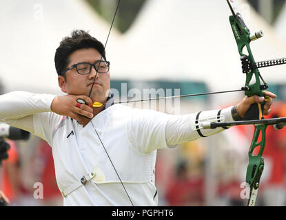 Jakarta, Indonesia. 28 Agosto, 2018. Kim Woojin della Corea del Sud compete durante il cambio Uomini Individuale di tiro con l'arco al XVIII Giochi Asiatici in Jakarta, Indonesia, Agosto 28, 2018. Credito: Li ha/Xinhua/Alamy Live News Foto Stock