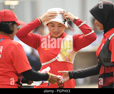 Jakarta, Indonesia. 28 Agosto, 2018. Zhang Xinyan (C) della Cina compete durante il cambio Donne Individuale di tiro con l'arco al XVIII Giochi Asiatici in Jakarta, Indonesia, Agosto 28, 2018. Credito: Li ha/Xinhua/Alamy Live News Foto Stock