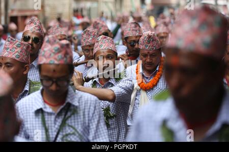 Lalitpur, Nepal. 28 Agosto, 2018. Persone musica tradizionale in un corteo per commemorare il festival Mataya, o la festa delle luci, Lalitpur, Nepal, Agosto 28, 2018. Devoti di fatto un giorno-lunga processione visitando tutte di Patan, Lalitpur santuari buddisti durante il festival Mataya. Credito: Sunil Sharma/Xinhua/Alamy Live News Foto Stock