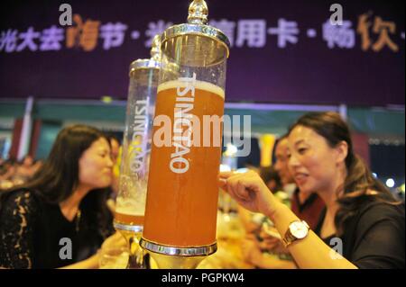 Qingdao, Qingdao, Cina. 28 Agosto, 2018. Qingdao, CINA-le persone godono di sé durante la International Beer Festival a Qingdao, Cina orientale della provincia di Shandong. Credito: SIPA Asia/ZUMA filo/Alamy Live News Foto Stock