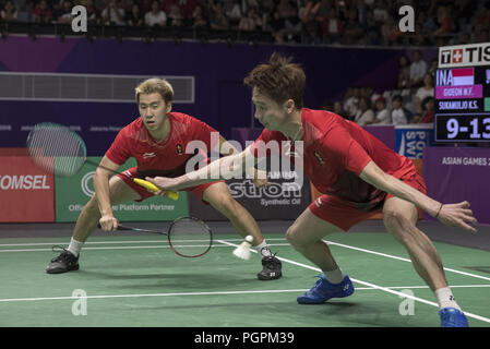 (180828) -- JAKARTA, Agosto 28, 2018 (Xinhua) -- Marcus Fernaldi Gideon (L) /Kevin Sanjaya Sukamuljo dell Indonesia competere durante gli Uomini Doppio Final con Muhammad Rian Ardianto/Fajar Alfian dell Indonesia al XVIII Giochi Asiatici in Jakarta, Indonesia che il 28 agosto, 2018. (Xinhua/Fei Maohua) Foto Stock