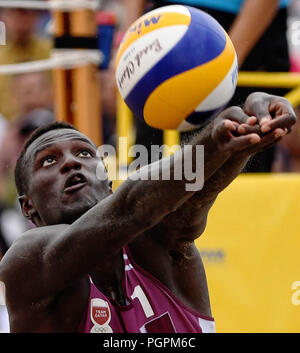 Palembang, Indonesia. 28 Agosto, 2018. Cherif Younousse Samba del Qatar compete durante gli uomini di beach volley finale contro l'Indonesia al XVIII Giochi Asiatici a Palembang, Indonesia, Agosto 28, 2018. Il Qatar rivendicato il titolo. Credito: Wang Shen/Xinhua/Alamy Live News Foto Stock