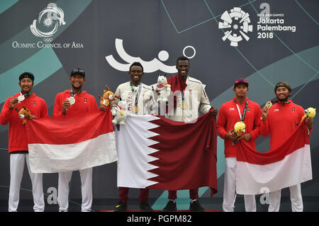 Palembang, Indonesia. 28 Agosto, 2018. I giocatori posano per le foto durante la cerimonia di premiazione degli uomini di beach volley finale al XVIII Giochi Asiatici a Palembang, Indonesia, Agosto 28, 2018. Il Qatar rivendicato il titolo. Credito: Cheng Min/Xinhua/Alamy Live News Foto Stock