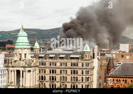 Belfast, Regno Unito. 28 agosto 2018. Rivenditore di abbigliamento Primarks' edificio ha preso fuoco intorno alle 11.00 di oggi. Denso fumo acre può essere visto da tutto il centro città Credito: Bonzo Alamy/Live News Foto Stock