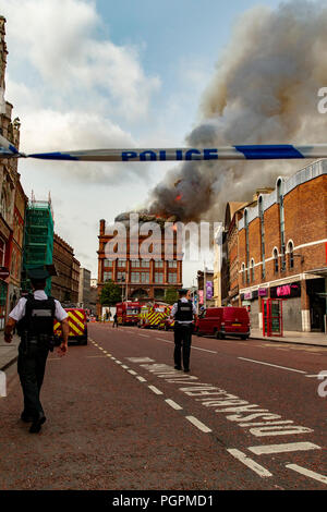 Belfast, Regno Unito. 28 agosto 2018. Rivenditore di abbigliamento Primarks' edificio ha preso fuoco intorno alle 11.00 di oggi. Denso fumo acre può essere visto da tutto il centro città Credito: Bonzo Alamy/Live News Foto Stock