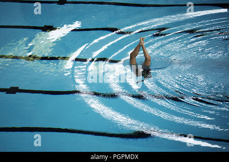 (180828) -- JAKARTA, Agosto 28, 2018 (Xinhua) -- Naima Syeeda Sharita e Andriani Shintya Ardhana dell Indonesia competere durante il nuoto artistico donna duetti concorso presso la XVIII Giochi Asiatici in Jakarta, Indonesia, Agosto 28, 2018. (Xinhua/Fei Maohua) Foto Stock