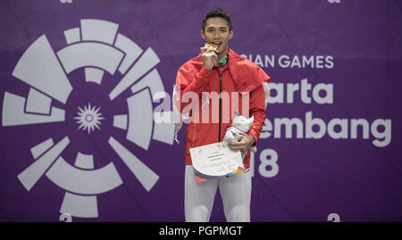 (180828) -- JAKARTA, Agosto 28, 2018 (Xinhua) -- Jonatan Christie dell Indonesia pone durante la cerimonia di premiazione per gli uomini singoli match finale contro Chou Tienchen di Taipei Cinese al XVIII Giochi Asiatici in Jakarta, Indonesia, Agosto 28, 2018.(Xinhua/Fei Maohua) Foto Stock