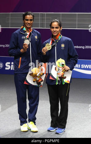 Jakarta, Indonesia, 28 agosto 2018: Badminton: India Star Shuttlers Sindhu e Saina Nehwal hanno optato per argento e bronzo in donne singoli eventi in in giochi asiatici a Jakarta il martedì. SESHADRI SUKUMAR Credito: Seshadri SUKUMAR/Alamy Live News Foto Stock