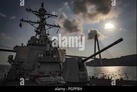 Lo Stretto del Bosforo. Il 27 agosto, 2018. Lo Stretto del Bosforo (Agosto 27, 2018) Il Arleigh Burke-class guidato-missile destroyer USS Carney (DDG 64) transita il lo stretto del Bosforo, e il agosto 27, 2018. Carney, distribuita a Rota, Spagna, è il suo quinto patrol NEGLI STATI UNITI Sesta flotta area di operazioni a sostegno degli enti regionali alleati e partner come pure stati uniti gli interessi di sicurezza nazionali in Europa e in Africa. (U.S. Foto di Marina di Massa lo specialista di comunicazione 1a classe Ryan U. Kledzik/RILASCIATO) 180827-N-UY653-030 US Navy via globallookpress.com Credito: US Navy/Russo/Look ZUMA filo/Alamy Live News Foto Stock