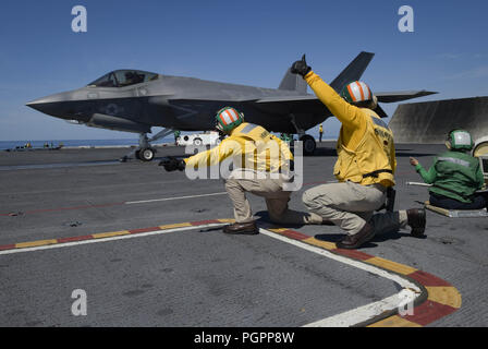 Oceano Atlantico. 20 agosto 2018. Oceano atlantico (Agosto 20, 2018) Un F-35C Lightning II dal ruvido Raiders di Strike Fighter Squadron (VFA) 125 si prepara al lancio dal ponte di volo dell'Nimitz-class portaerei USS Abraham Lincoln (CVN 72). (U.S. Foto di Marina di Massa lo specialista di comunicazione 1a classe di Brian M. Wilbur/RILASCIATO) 180820-N-FK070-2050 US Navy via globallookpress.com Credito: US Navy/Russo/Look ZUMA filo/Alamy Live News Foto Stock