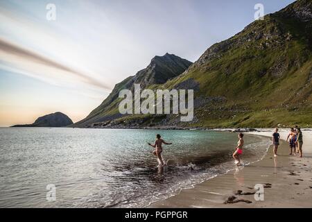 Haukland Beach, Lofoten, Norvegia. 28 Agosto 2018: le persone godono di un bagno a Haukland spiaggia, su una soleggiata giornata cloufless a Lofoten, Norvegia. Questo stile carribean Beach è situato all'interno del circolo polare artico. L'arcipelago di esperienze di uno dei più grandi del mondo a temperatura elevata di anomalie rispetto alla sua alta latitudine. Credito: Matthias Oesterle/Alamy Live News Foto Stock