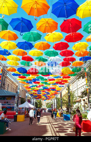 San Pietroburgo, Russia - 27 agosto 2018: Vicolo di soaring ombrelloni sulla corsia di sale. Credito: Elizaveta Larionova/Alamy Live News Foto Stock