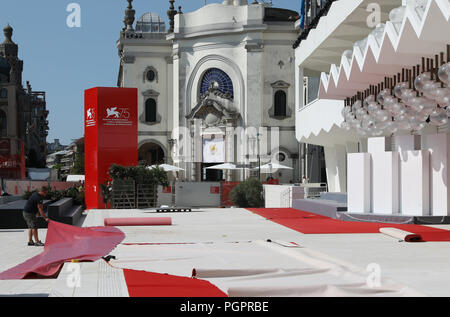 Venezia, Italia. 28 Agosto, 2018. Un membro del personale lavora al red carpet del settantacinquesimo Venice International Film Festival cerimonia di apertura in Venezia Lido, Italia, Agosto 28, 2018. Credito: Cheng Tingting/Xinhua/Alamy Live News Foto Stock