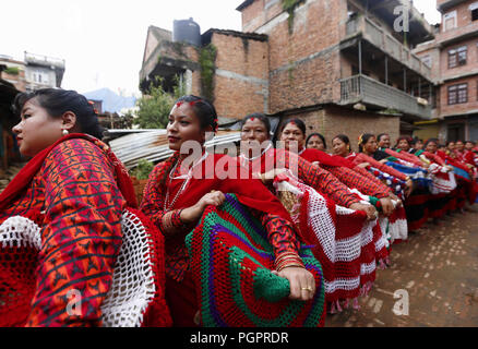 Lalitpur. 28 Agosto, 2018. Il nepalese devoti di prendere parte al festival Mataya al villaggio Thecho in Lalitpur, Nepal che il 28 agosto, 2018. Mataya è un unico festival buddista di Lalitpur, dove i devoti di pregare per le anime dei defunti familiari e tenere premuto sfilate in tutta la città. Credito: Sulav Shrestha che/Xinhua/Alamy Live News Foto Stock