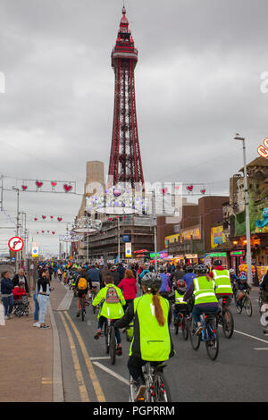 Blackpool, Lancashire, Regno Unito. 28 Agosto, 2018. Cavalcare le luminarie luci accendere, un annuale del turismo balneare evento che chiude Promenade di Blackpool per tutto il traffico ad eccezione di cicli. 2018 è il dodicesimo anniversario di questo evento che sta diventando sempre più popolare ogni anno ed è frequentato da migliaia di persone. Nonché di ottenere la possibilità di una prima occhiata a le illuminazioni in anticipo di accensione, i ciclisti sono in grado di godersi il Golden Mile mentre passeggiate sul lungomare senza doversi preoccupare di altri veicoli. Credito; MediaWorldImages/Alamy Live News Foto Stock