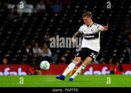 Londra, Regno Unito. 28 agosto 2018. Alfie Mawson di Fulham in azione. EFL Coppa carabao , 2° round match, Fulham v Exeter City a Craven Cottage di Londra il martedì 28 agosto 2018. Questa immagine può essere utilizzata solo per scopi editoriali. Solo uso editoriale, è richiesta una licenza per uso commerciale. Nessun uso in scommesse, giochi o un singolo giocatore/club/league pubblicazioni. pic da Steffan Bowen/Andrew Orchard fotografia sportiva/Alamy Live news Foto Stock