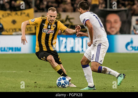 Atene, Grecia. 28 Agosto, 2018. AEK di Michalis Bakakis (L) vies con MOL Vidi's Boban Nikolov durante la Champions League Play-Off leg 2 partita di calcio tra AEK Atene e MOL Vidi FC presso lo Stadio Olimpico di Atene, Grecia, che il 28 agosto, 2018. Credito: Panagiotis Moschandreou/Xinhua/Alamy Live News Foto Stock