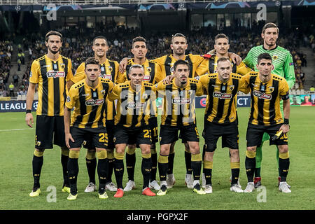 Atene, Grecia. 28 Agosto, 2018. AEK che iniziano i giocatori posano per una foto di gruppo prima della Champions League Play-Off leg 2 partita di calcio tra AEK Atene e MOL Vidi FC presso lo Stadio Olimpico di Atene, Grecia, che il 28 agosto, 2018. Credito: Panagiotis Moschandreou/Xinhua/Alamy Live News Foto Stock