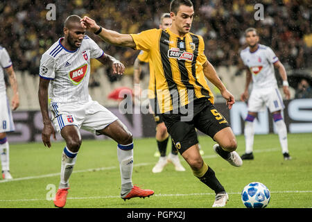 Atene, Grecia. 28 Agosto, 2018. AEK di Vassilis Lampropoulos (R) il sistema VIES con MOL Vidi's Paulo Vinicius durante la Champions League Play-Off leg 2 partita di calcio tra AEK Atene e MOL Vidi FC presso lo Stadio Olimpico di Atene, Grecia, che il 28 agosto, 2018. Credito: Panagiotis Moschandreou/Xinhua/Alamy Live News Foto Stock